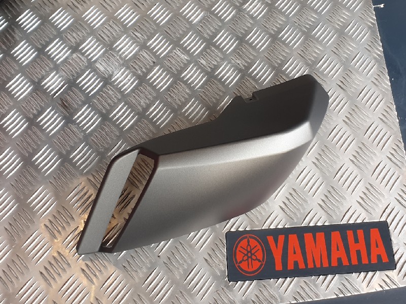 Yamaha MT 125 Verkleidung vorne luftführung Lufthutze in der Farbe matt grau linke seite 